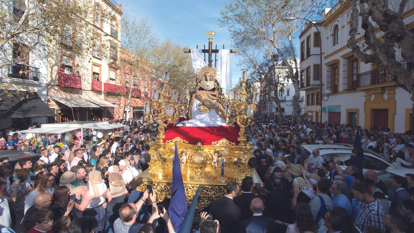 Una gran Multitud espera siempre la salida de la Hermandad de El Baratillo