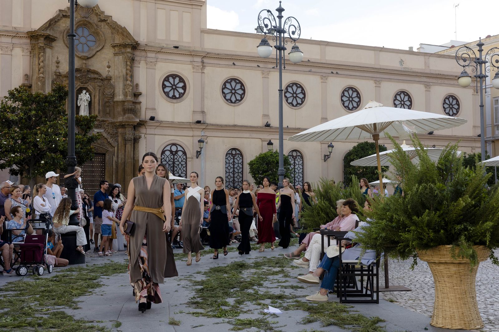 Imágenes del desfile "Cádiz de moda, Cádiz emprende" en la plaza de San Antonio.
