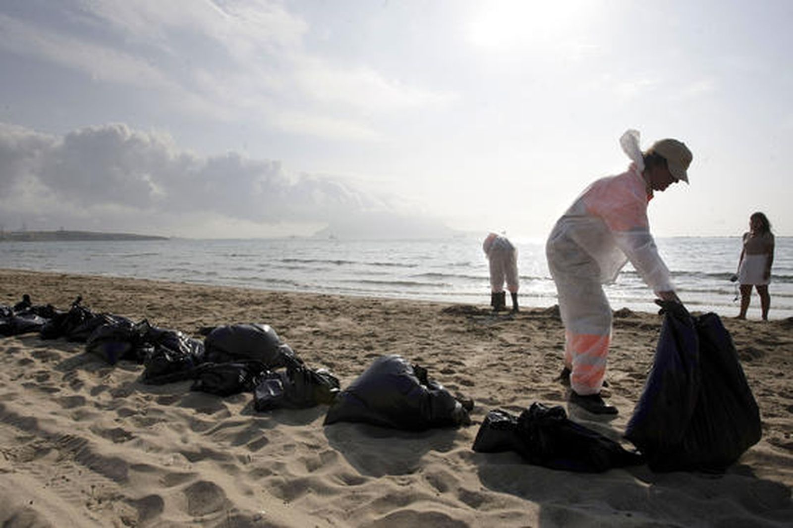 Desplegado el dispostivo de limpieza en la playa de Getares.

Foto: Erasmo Fenoy