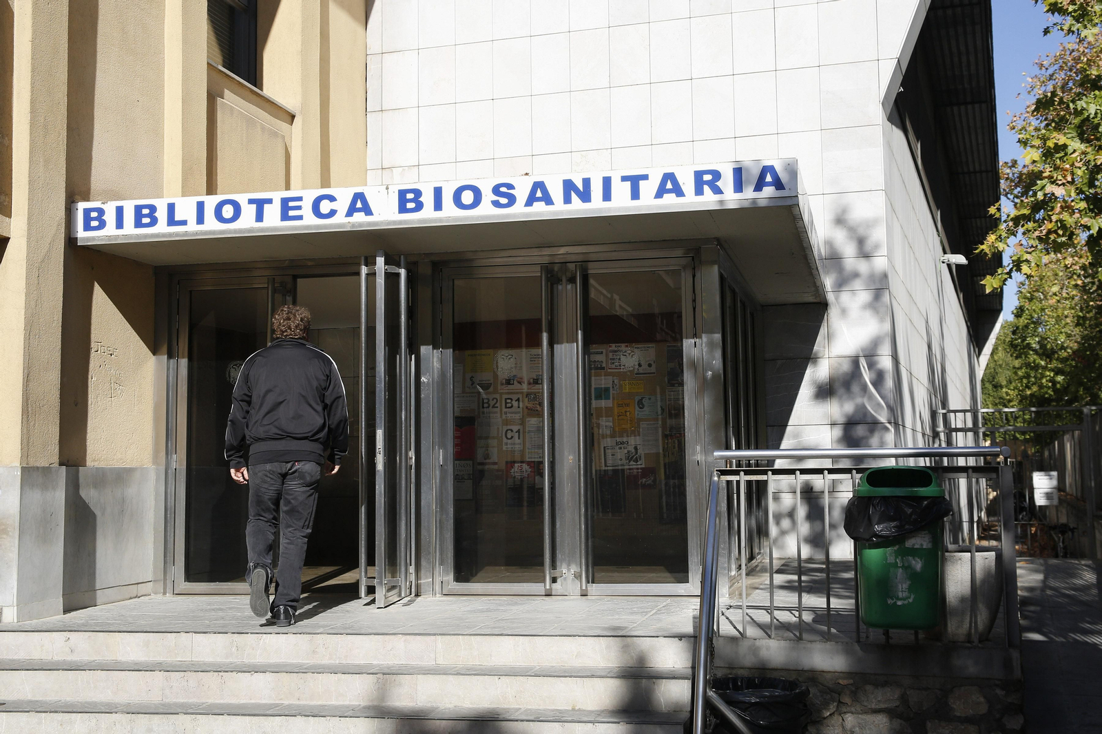 Acceso de la Biblioteca Biosanitaria, en la avenida de Madrid.