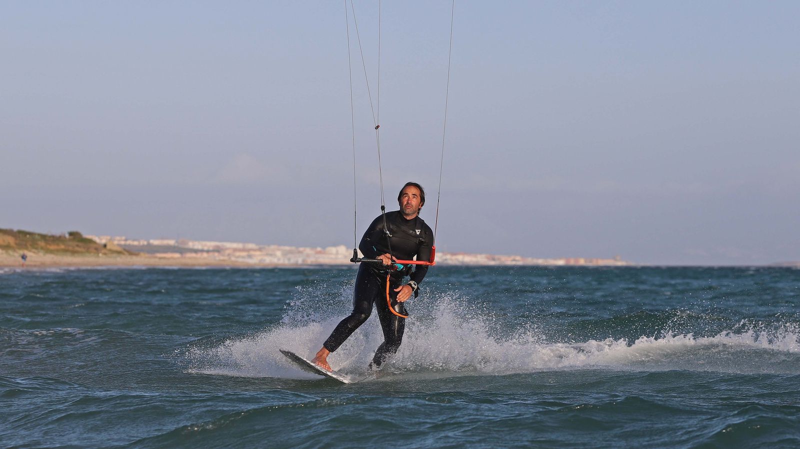 Fonsy Delgado rinde homenaje a Paco de Lucía en las playas de Tarifa