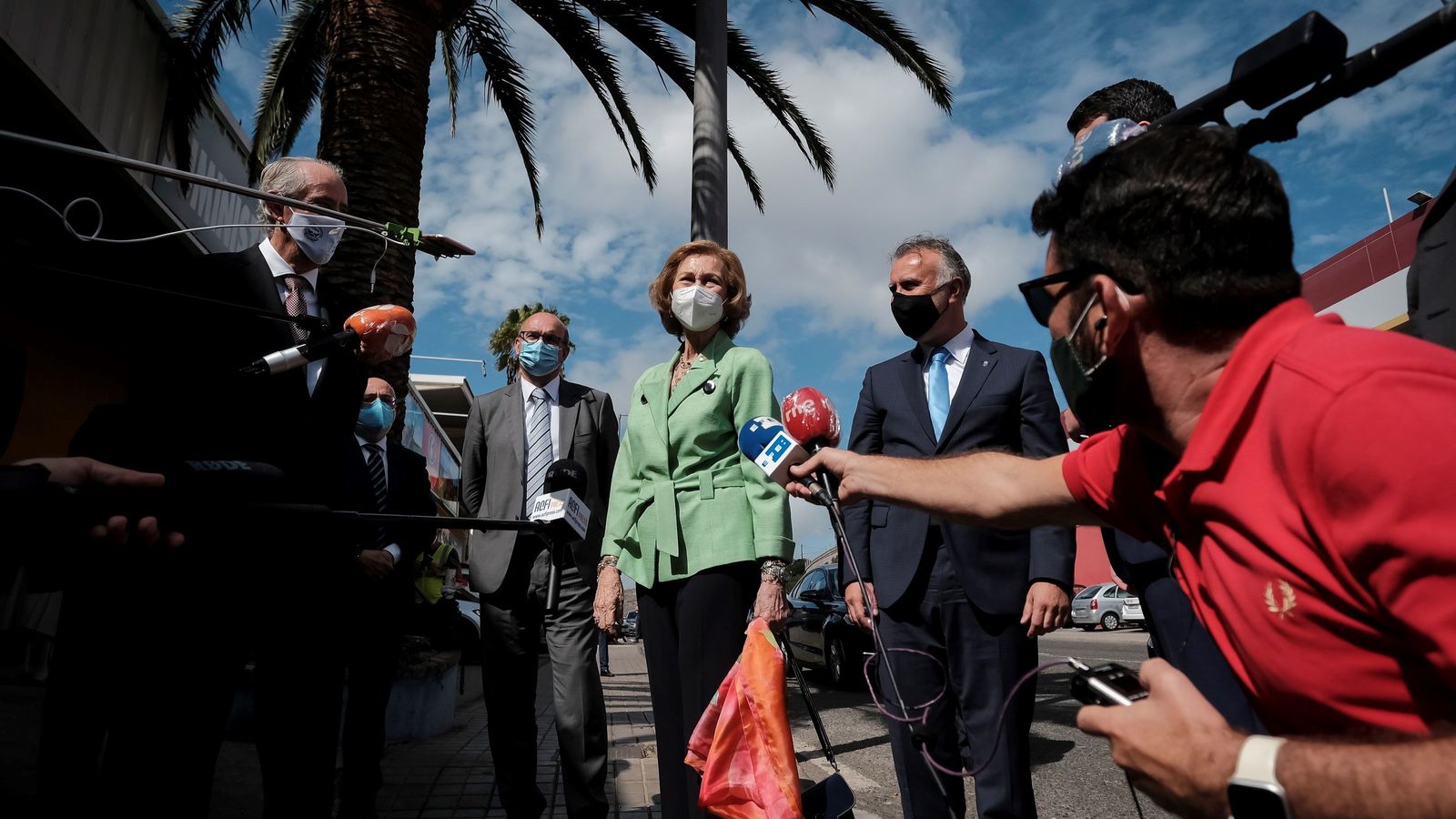 Atendiendo a los periodistas, a su salida del Banco de Alimentos de Las Palmas este jueves.