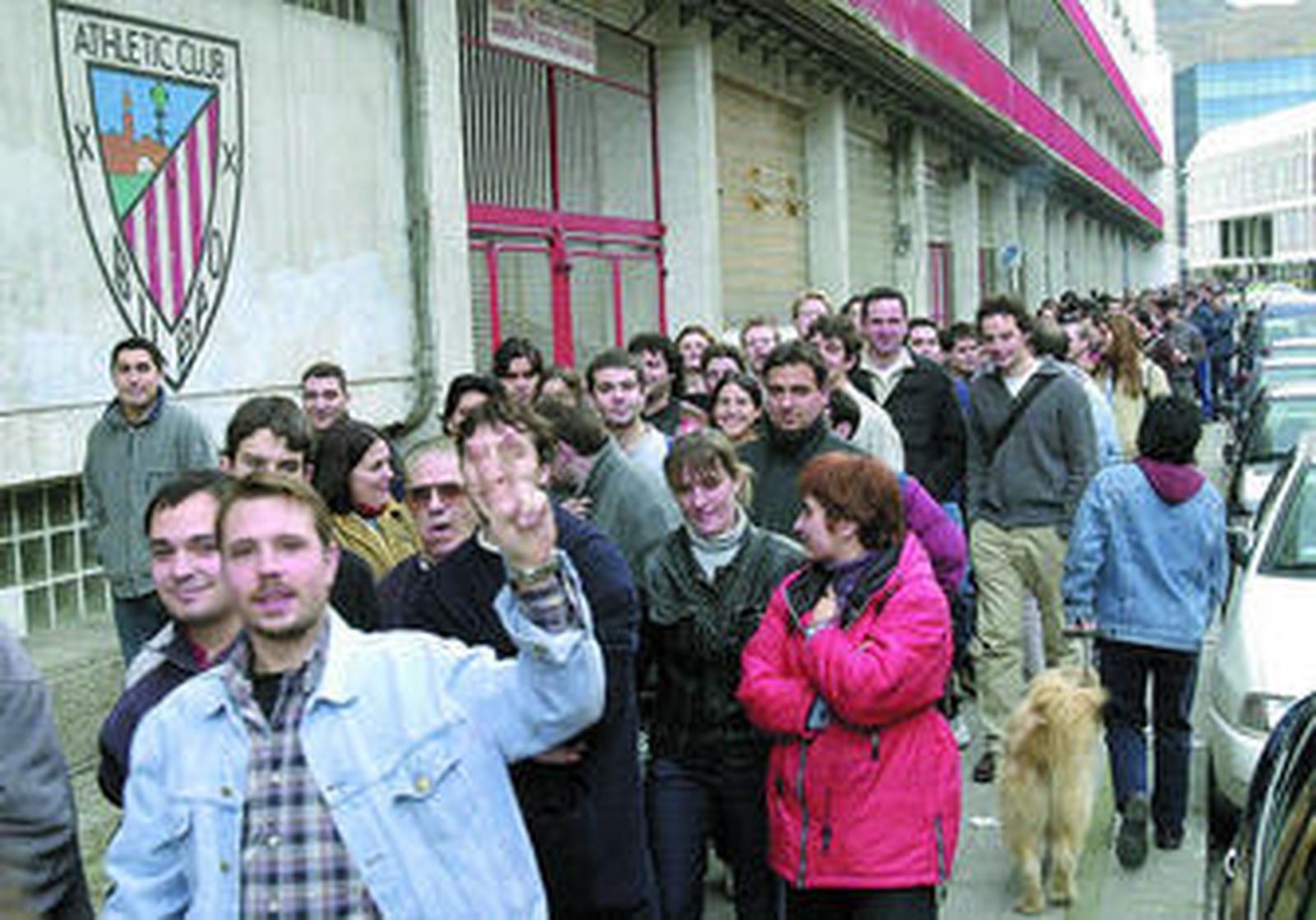 Aficionados del Athletic, haciendo cola en las taquillas de San Mamés.