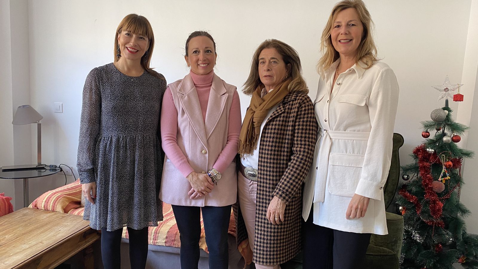 La delegada de Inclusión Social, la delegada del Gobierno andaluz y representantes de la ONG Nuevo Futuro en uno de los pisos tutelados.