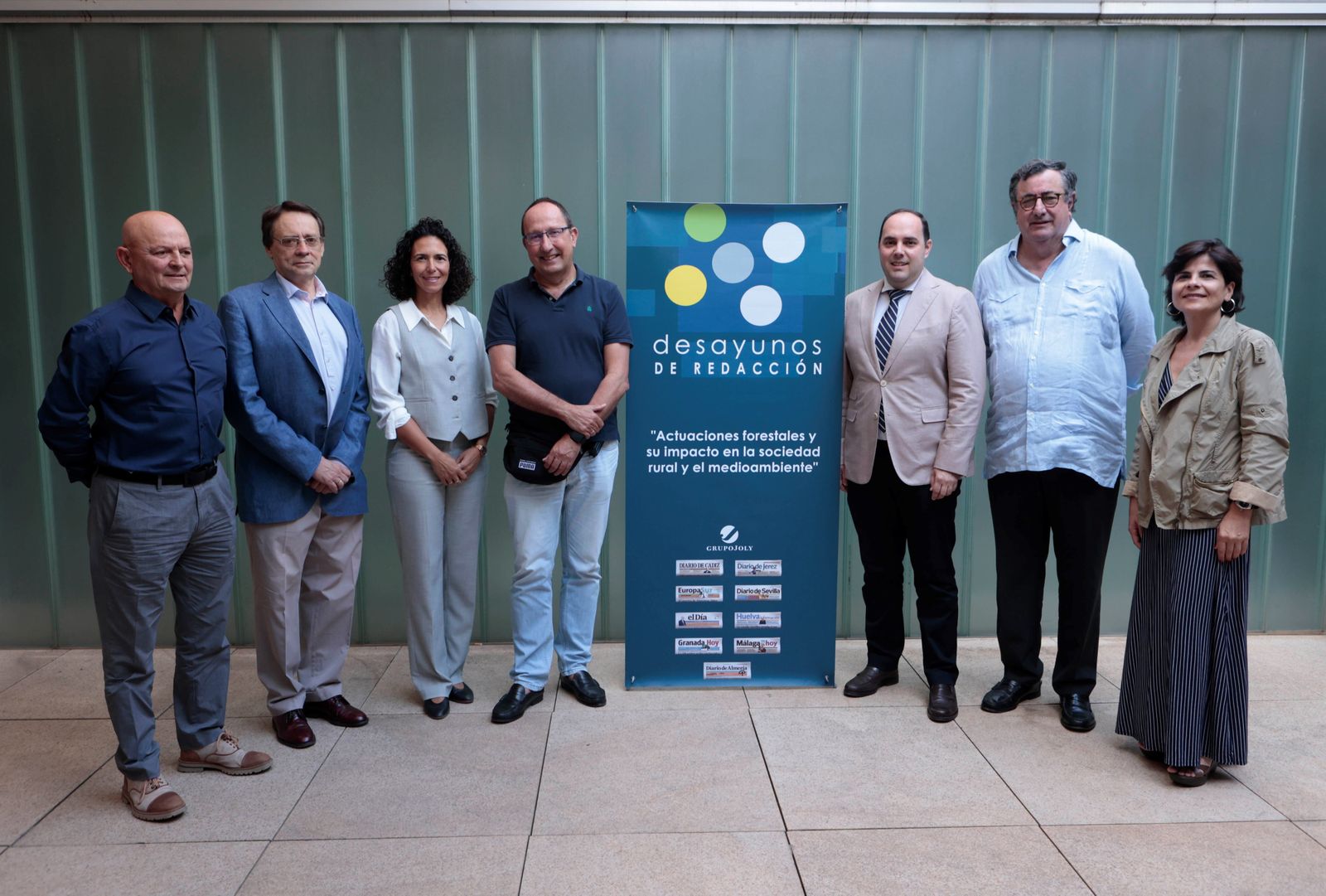 Foto de grupo, de izda. a dcha.: Juan Romero, Ricardo Zamora, Teresa Magdaleno, José López, Sergio Arjona, Fernando Mora-Figueroa y la redactora de Diario de Sevilla, Ana Sánchez, que moderó el debate.