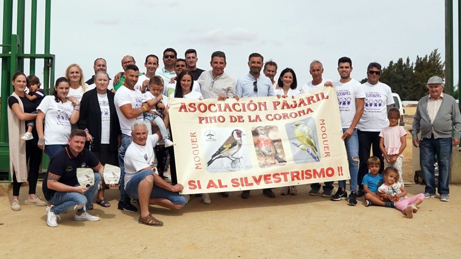 Asistentes y participantes junto al pequeño Ezequiel.