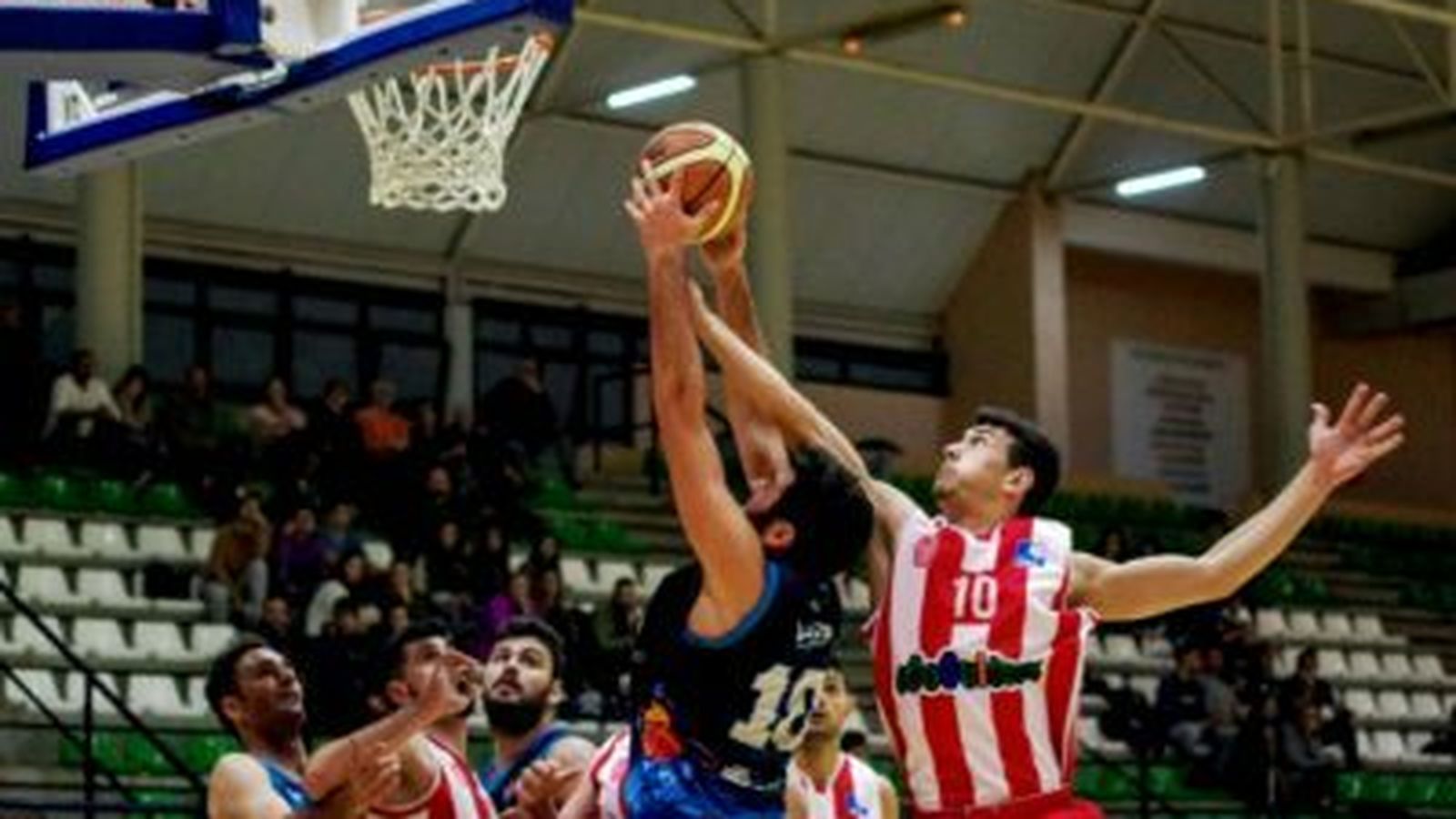 Acción defensiva del conjunto almeriense durante un encuentro de la pasada temporada