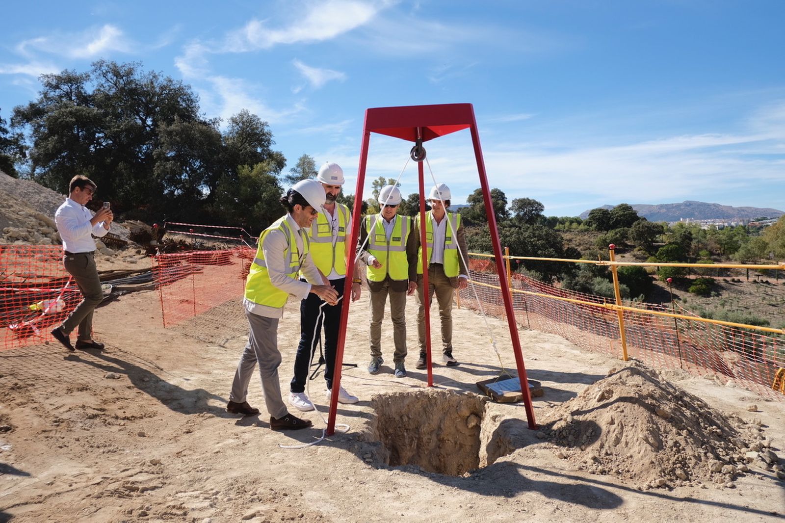 Colocan la primera piedra de la almazara museo de Starck en Ronda