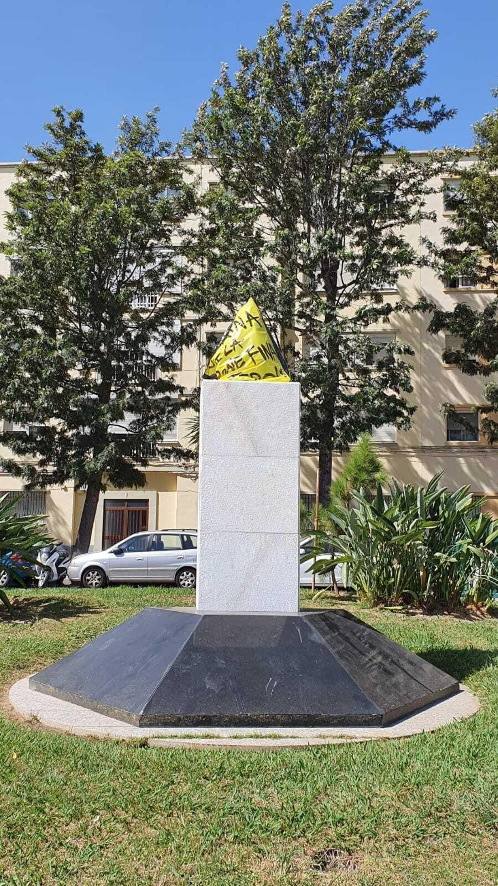 El busto ha amanecido encapuchado.