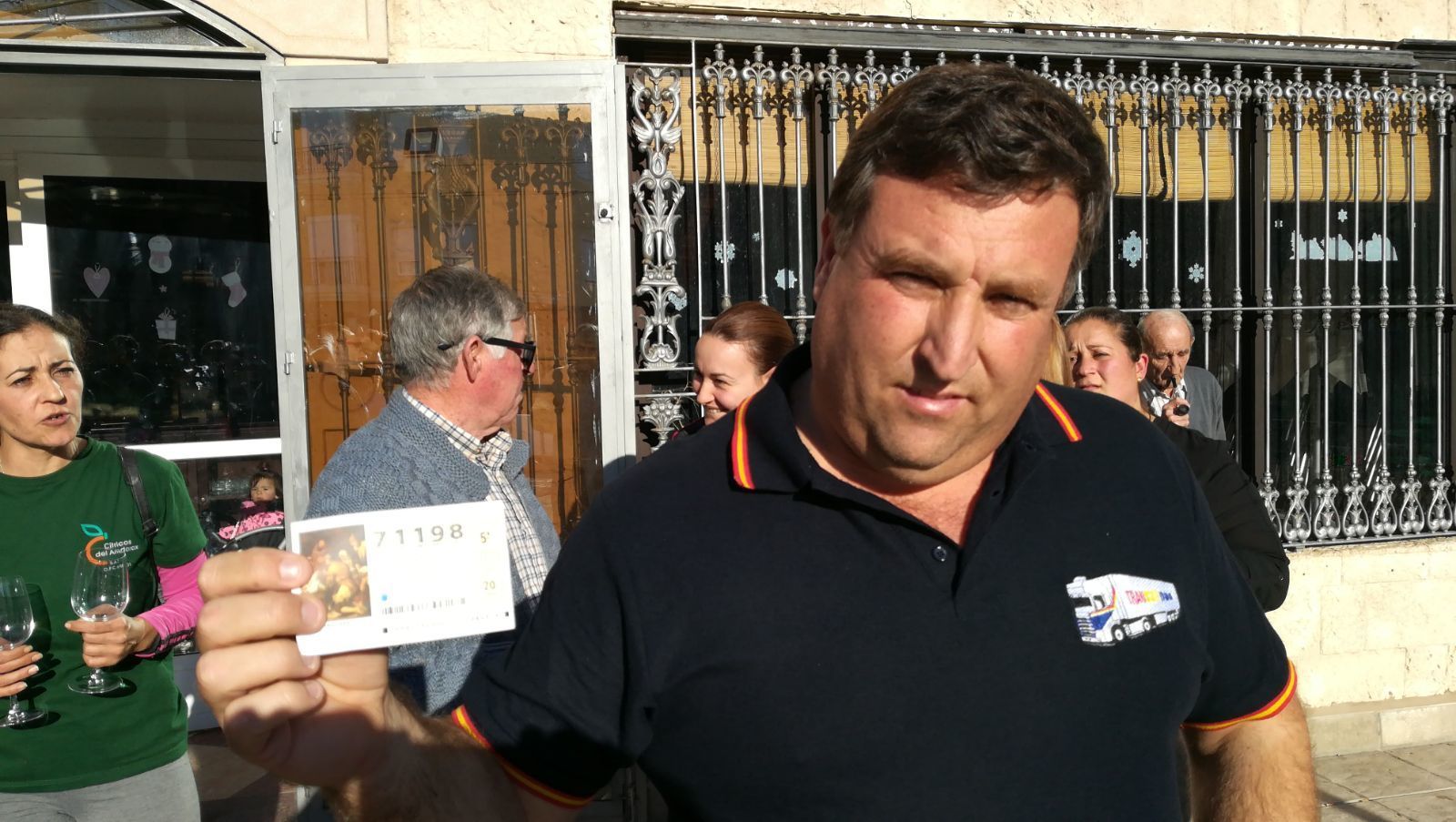 RAfael Salinas posa con el décimo que le ha traído la suerte