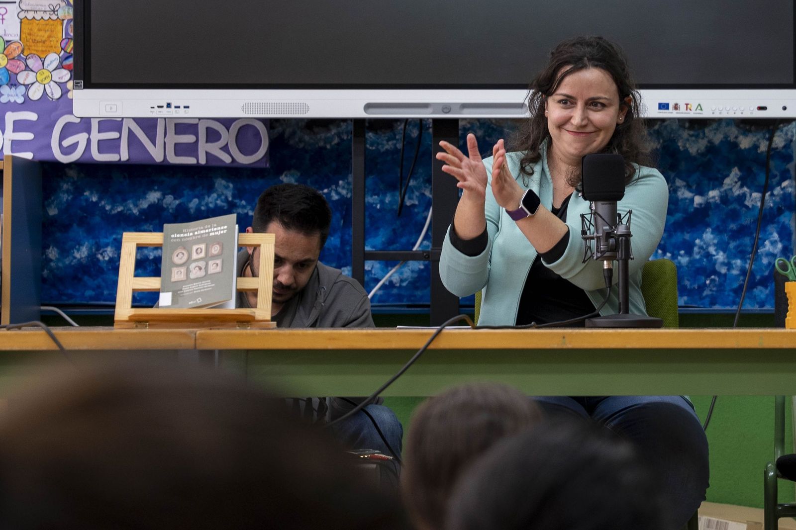 Las imágenes del estreno de la radio escolar 'Onda Alberti' y su primer programa dedicado a la ciencia