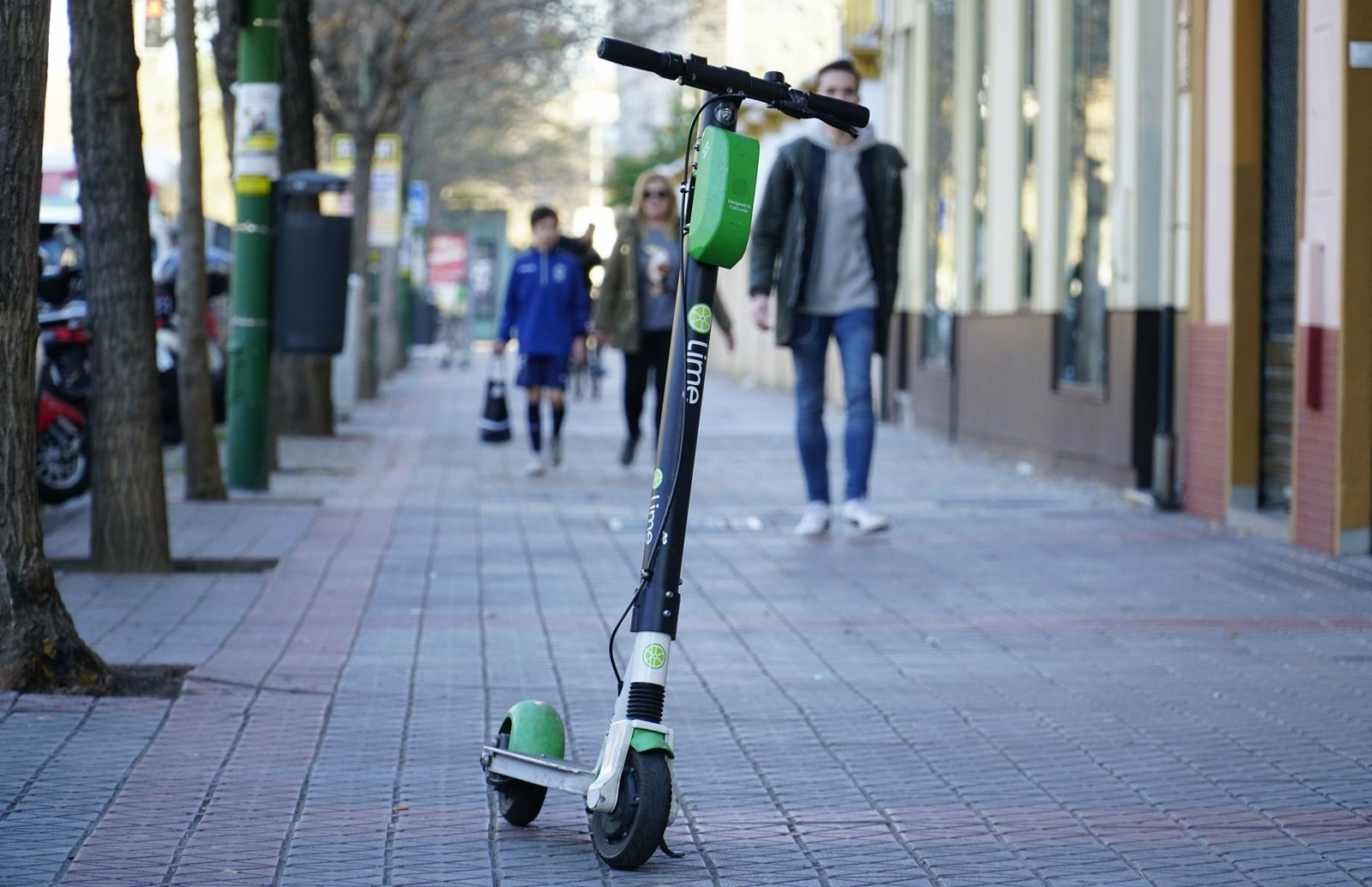 Uno de los patinetes de Lime aparcado en una zona de paso de peatones en Sevilla.