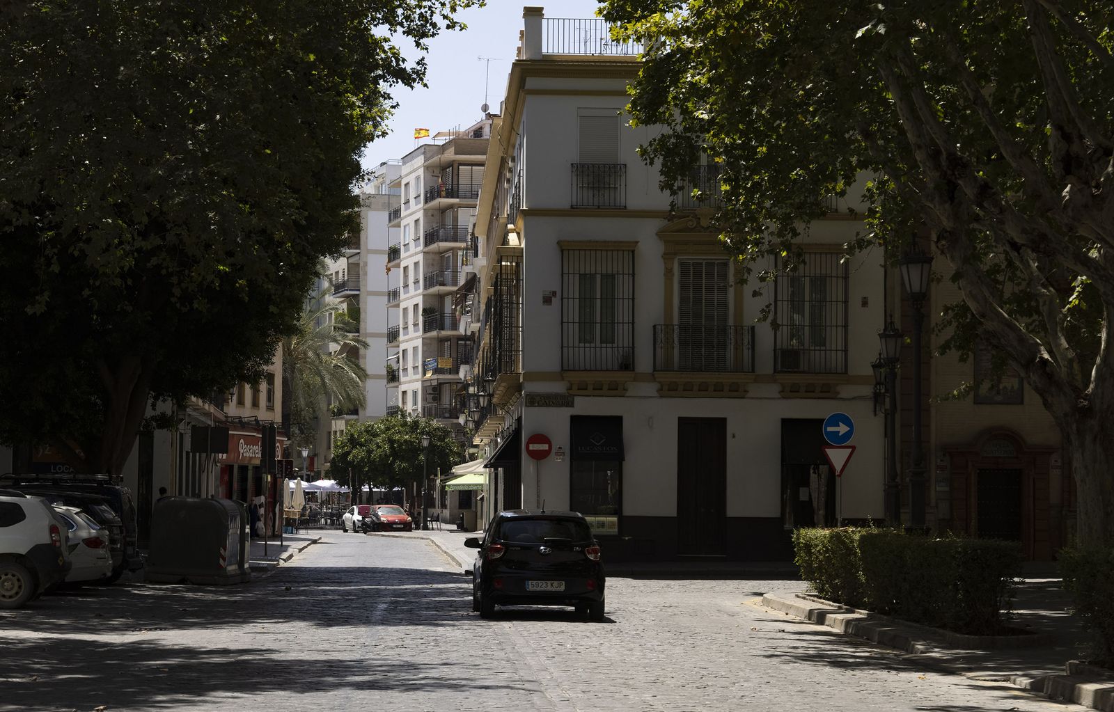 Un coche circula sólo por la calle San Pablo antes del cruce con Cristo del Calvario.