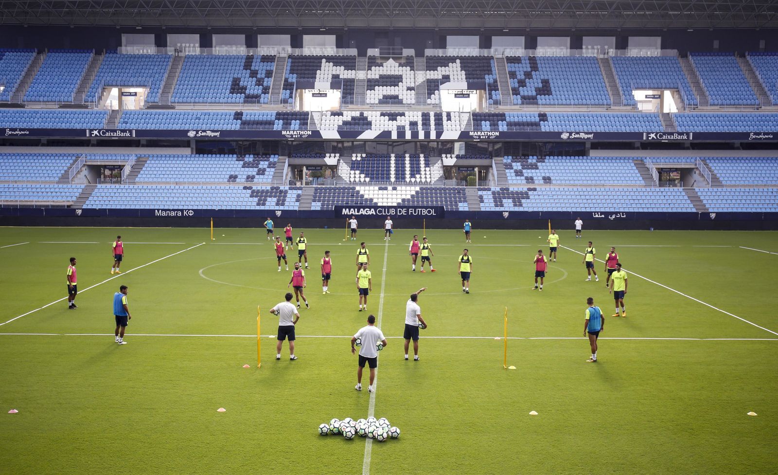 Entrenamiento del Málaga en el estadio de La Rosaleda.
