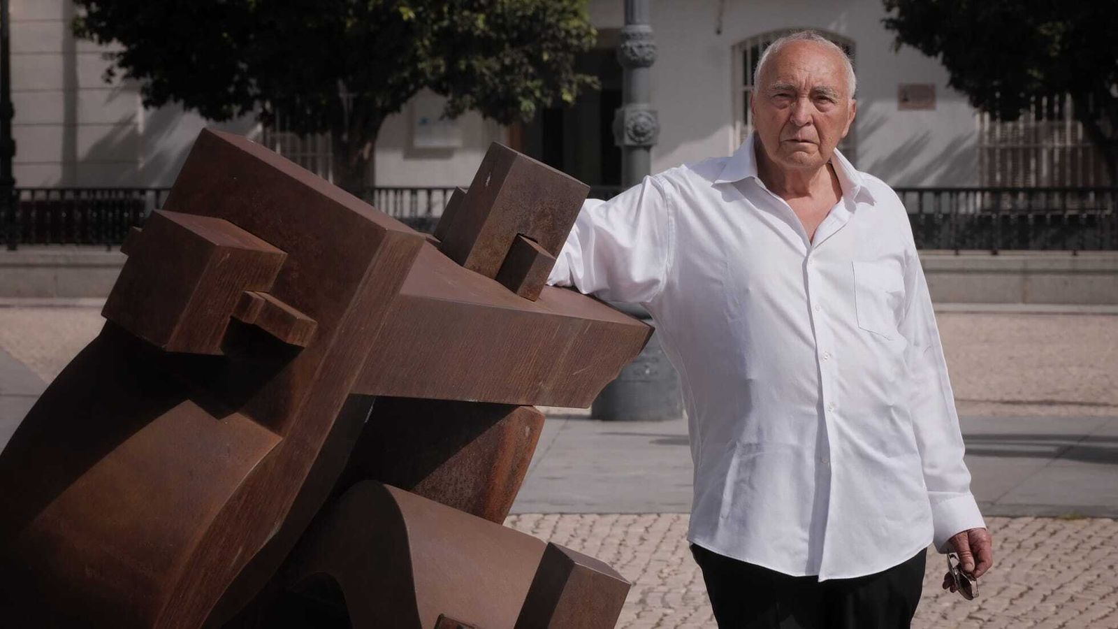 El escultor Kieff Antonio Grediaga en la plaza de San Antonio junto a la obra 'Polo' de la muestra 'El canto del hierro'.