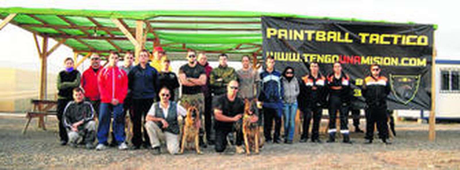 Miembros de Cuerpos de Seguridad locales y estatales, de emergencias y bomberos junto a los instructores del curso y los perros que han participado en él.