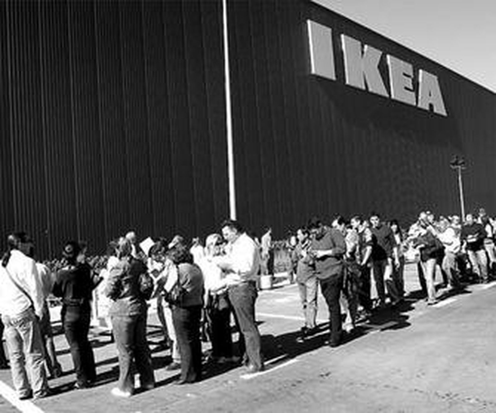Cola para entrar en el centro comercial de Málaga el día de su inauguración.