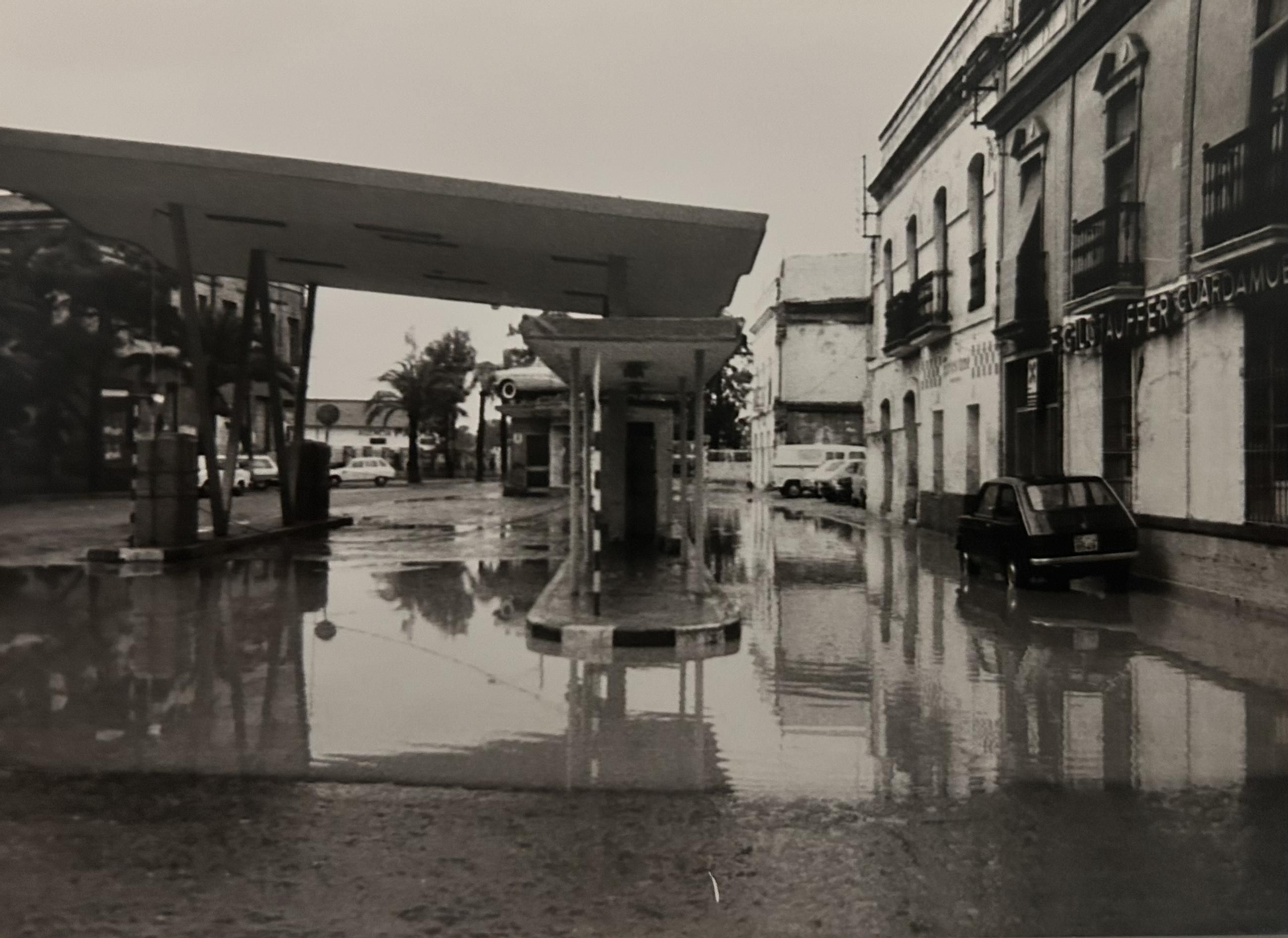 Gasolinera de la Avenida de Italia anegada de agua en 1996.