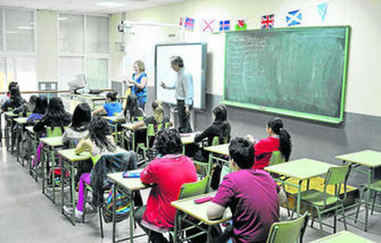Alumnos de un instituto sevillano atienden las explicaciones de los profesores.