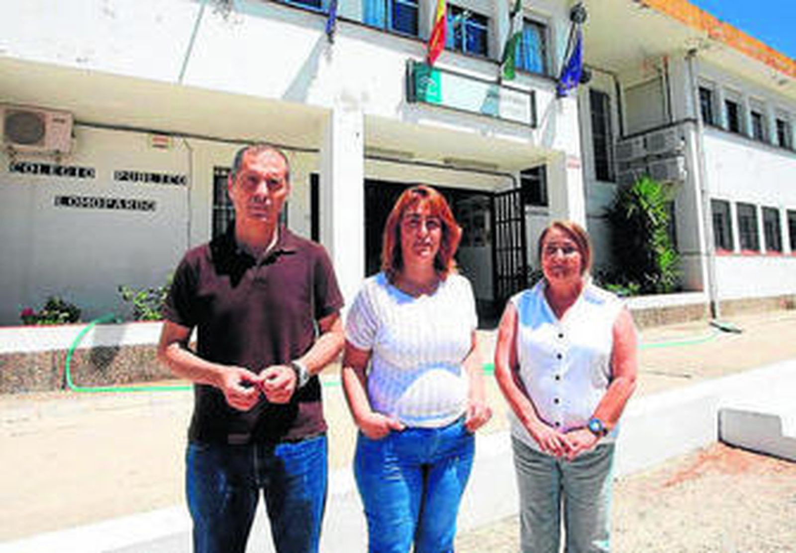 El jefe de estudios, Antonio Huertas; Yolanda Hierro y la directora.