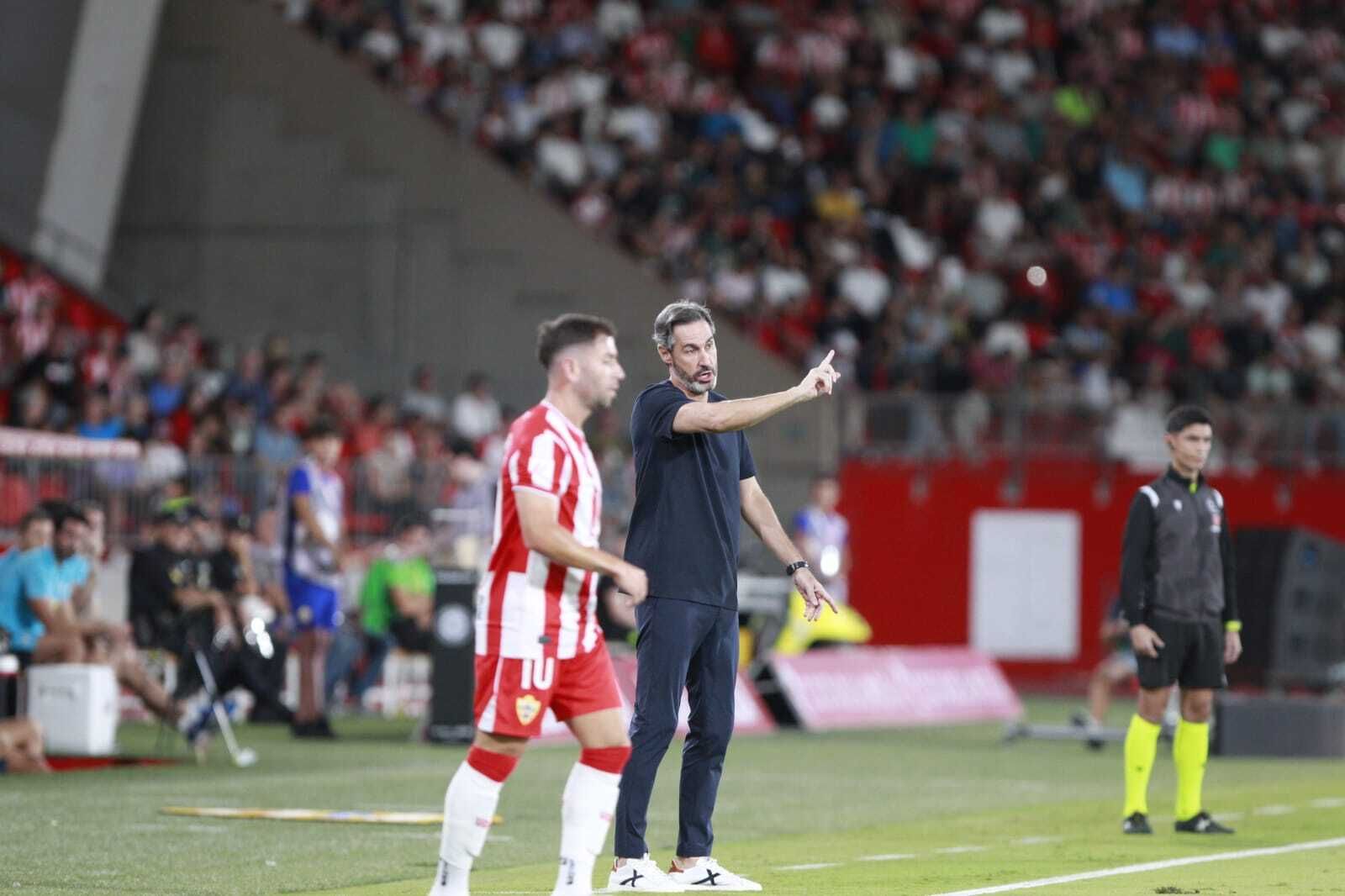 Vicente Moreno realiza una indicación durante el encuentro frente al Valencia.