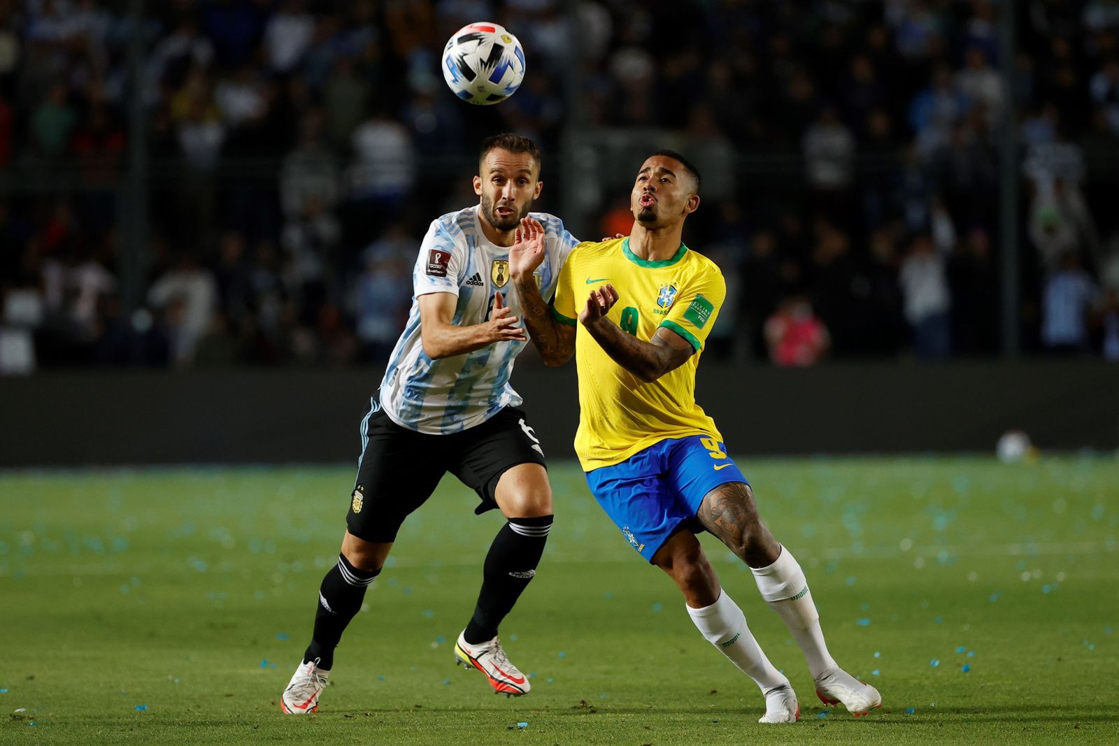 Pezzella disputa el balón con el brasileño Gabriel Jesús.