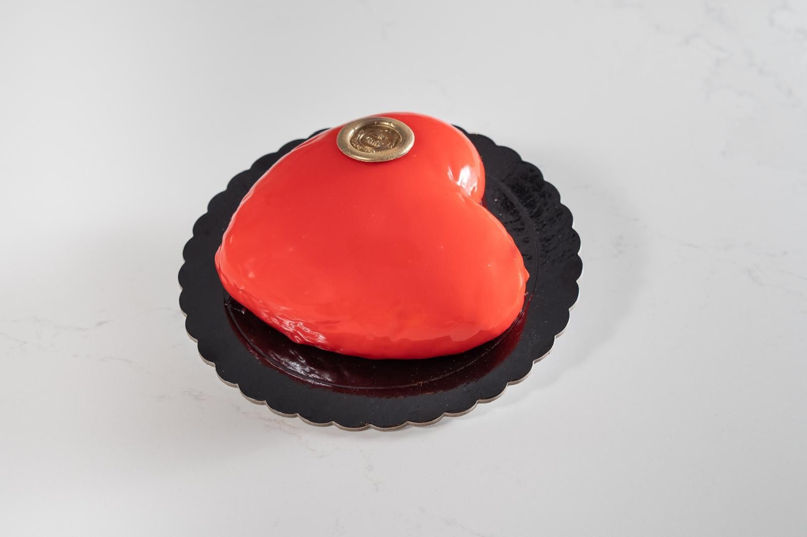 Mousse de queso y fresas con bizcocho de azahar y glaseado espejo