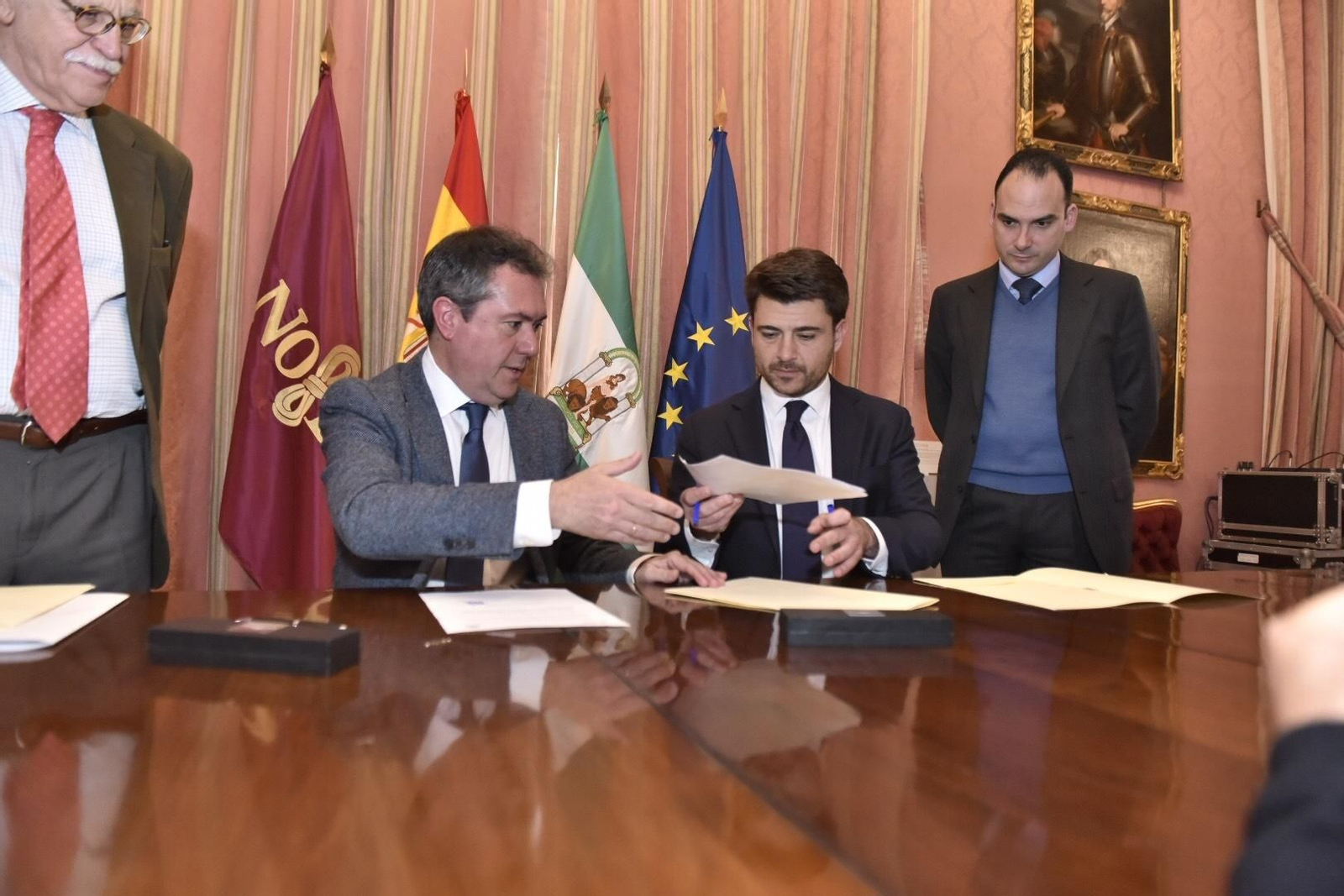 Juan Espadas y Beltrán Pérez firman el acuerdo por los presupuestos