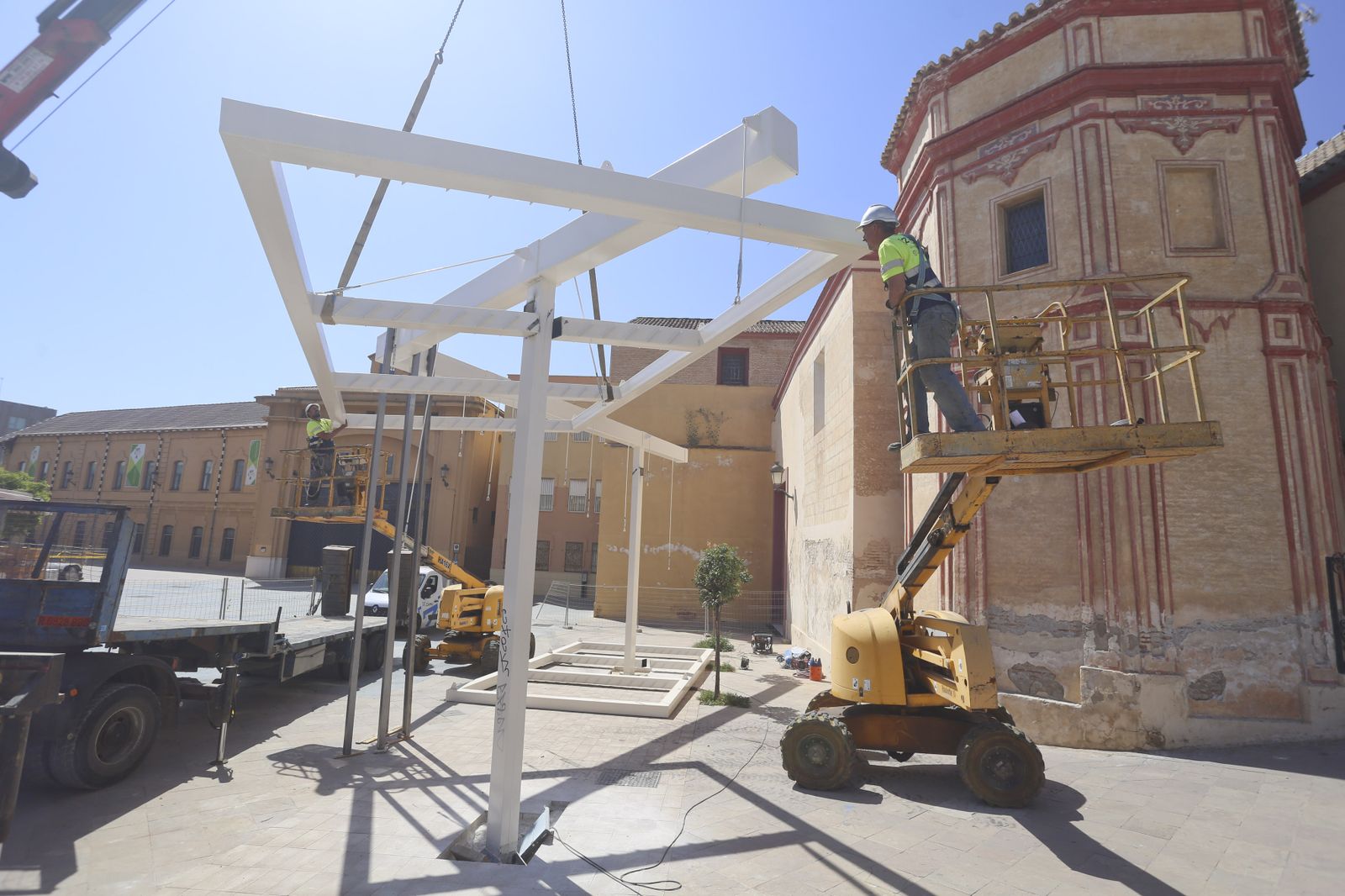 La retirada de la polémica pérgola de Santo Domingo, en fotos