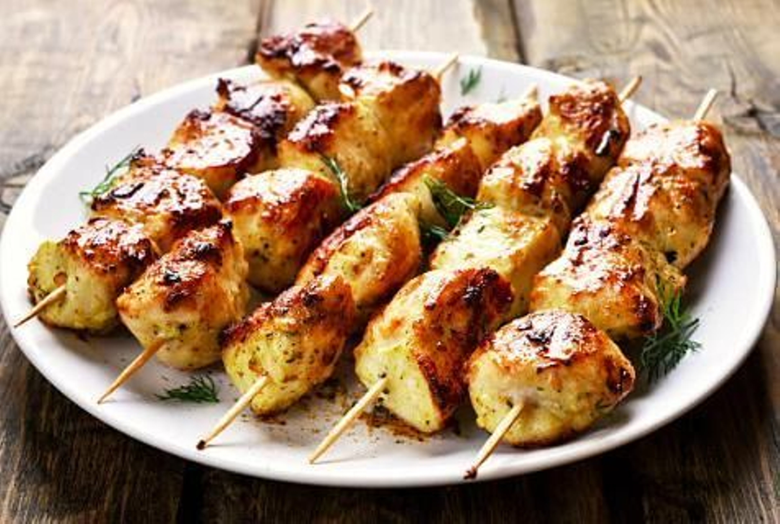 Brochetas de pollo marinado con verduras a la parrilla: una deliciosa opción para el verano Brochetas de pollo marinado con verduras a la parrilla: una deliciosa opción para el verano