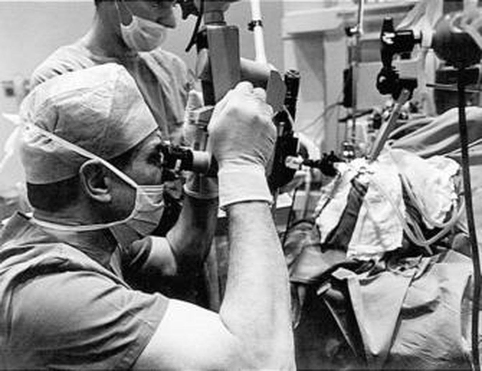 Cirujanos durante una intervecnión de laringe.