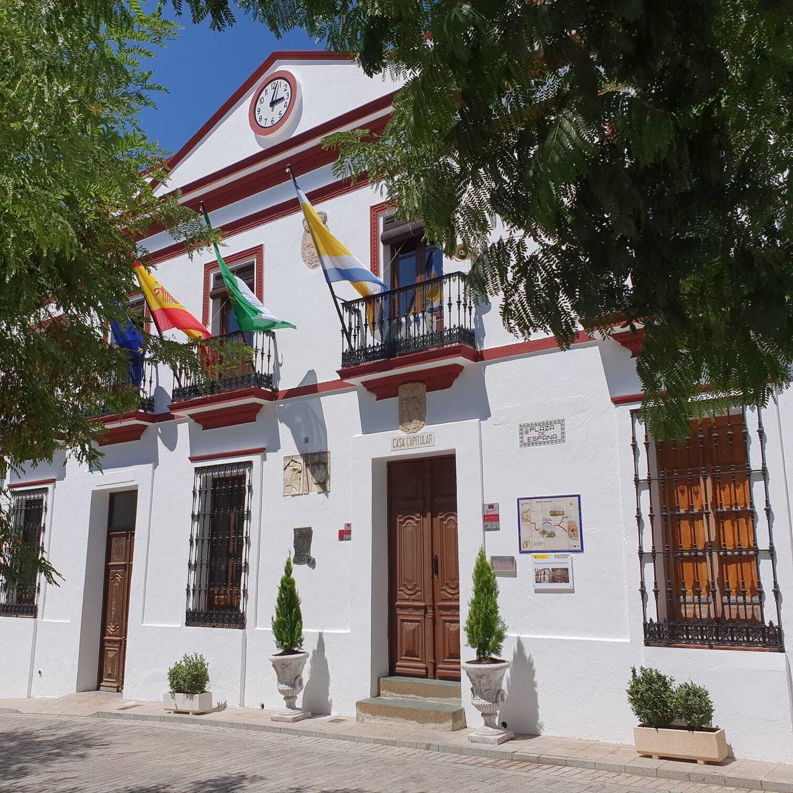 Fachada del Ayuntamiento de Cumbres de San Bartolomé.