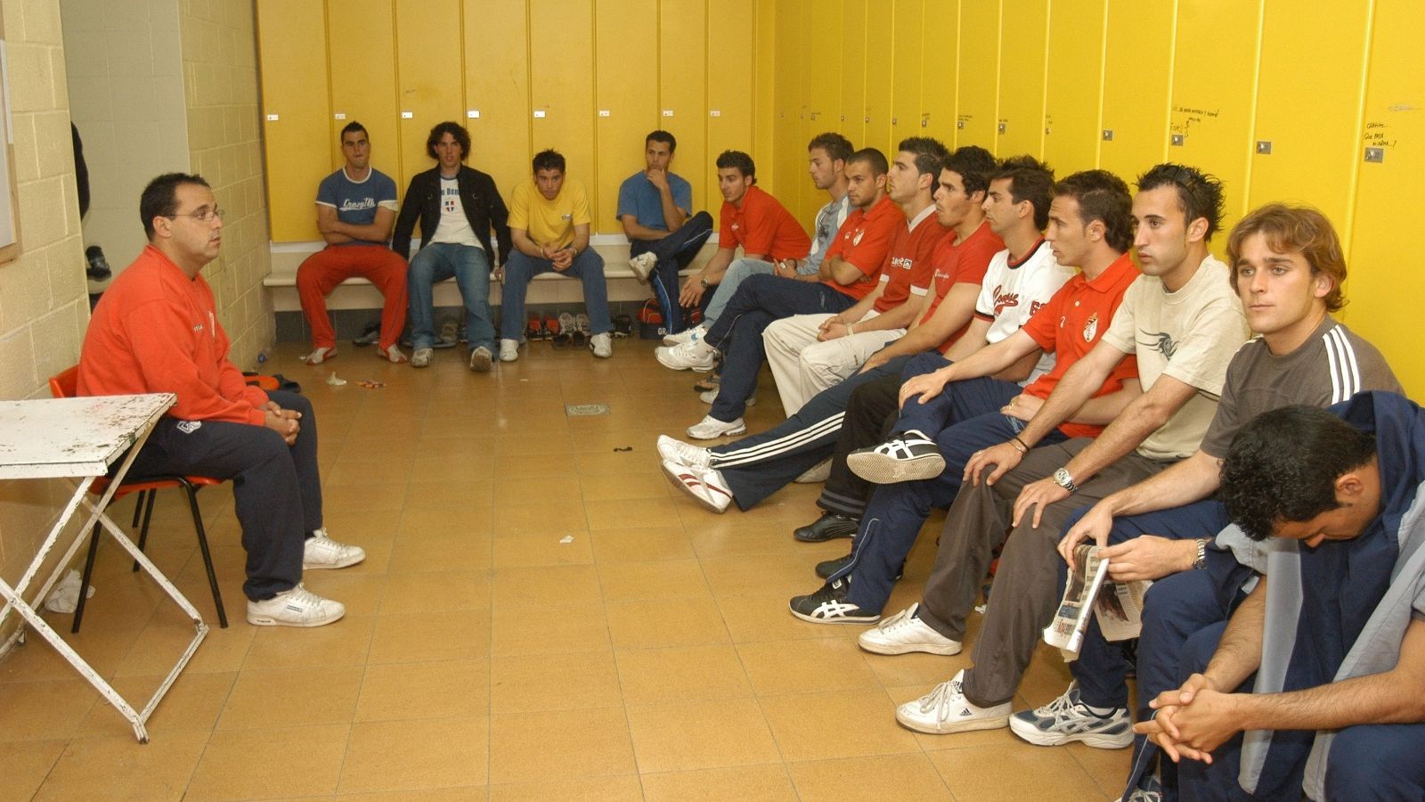 Los jugadores en 2004 acabaron encerrándose en Los Cármenes como protesta