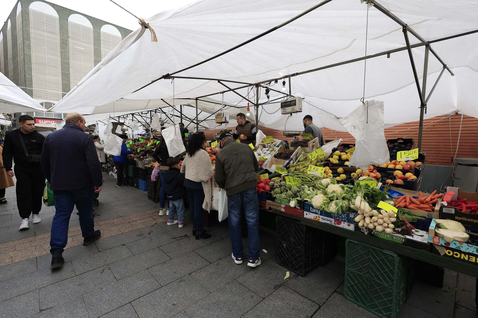 Las últimas compras para Nochevieja en Algeciras, en imágenes