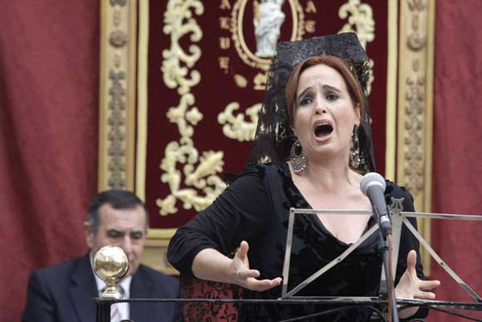 Bedriomo, Ortega y Sanabria acompañan con sus rezos a la presidente de La Levantá, que muestra con emoción todos sus recuerdos cofrades./Erasmo Fenoy

Foto: Erasmo Fenoy