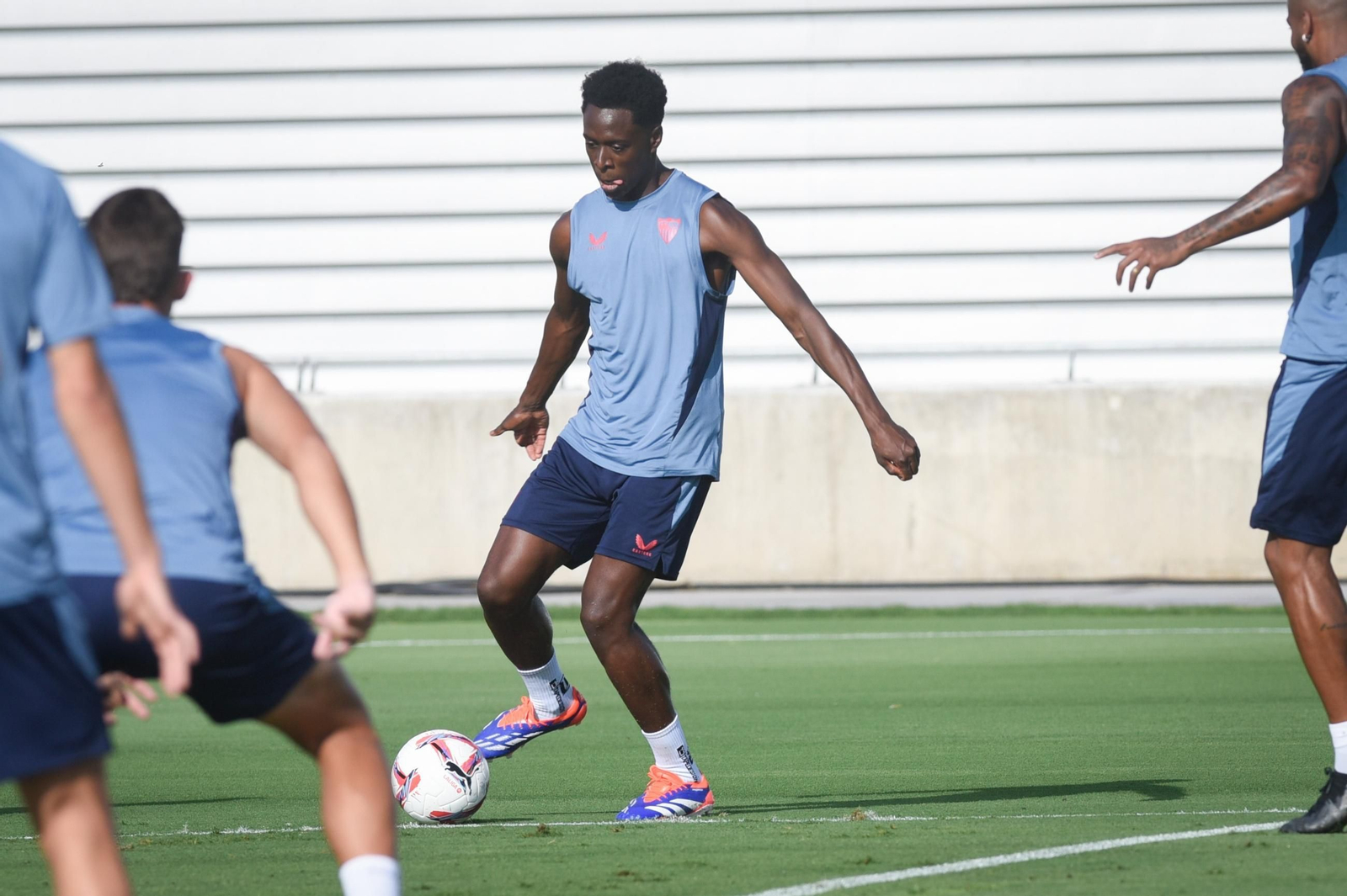 Lokonga toca el balón en un entrenamiento del Sevilla.