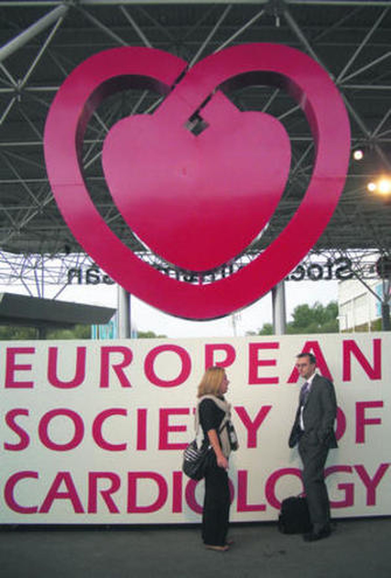Dos participantes en el Congreso de la Sociedad Europea de Cardiología.