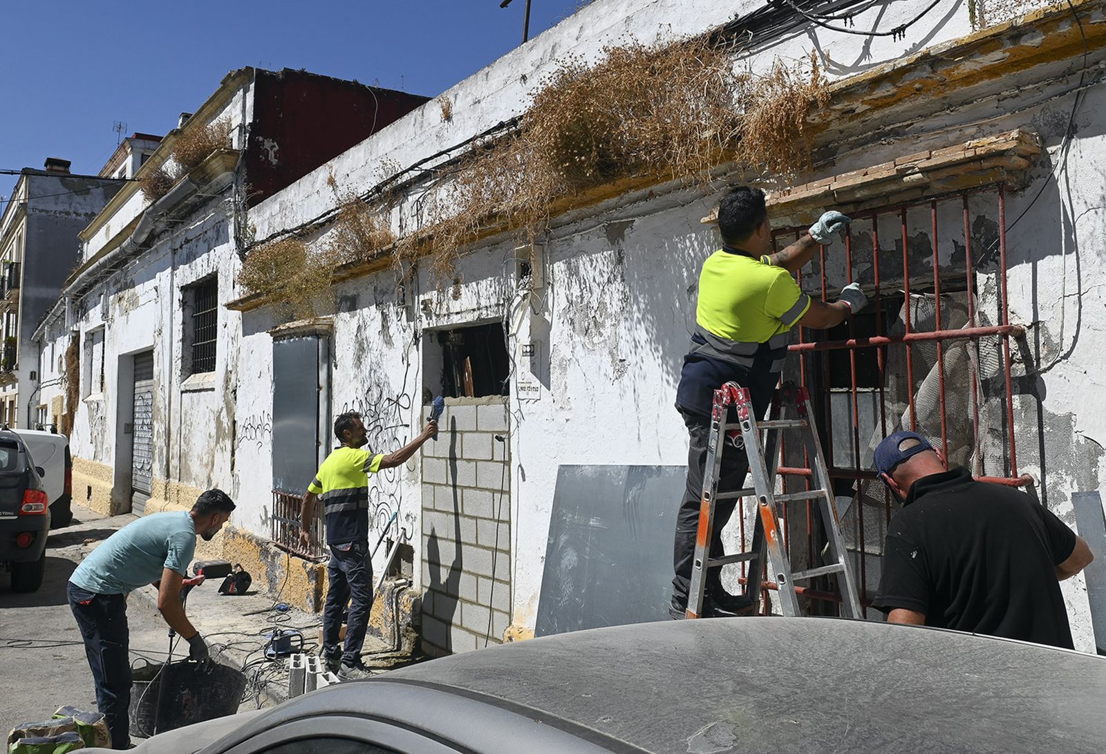 Operarios municipales tapian los accesos a una vivienda en la calle Don Juan en Jerez.
