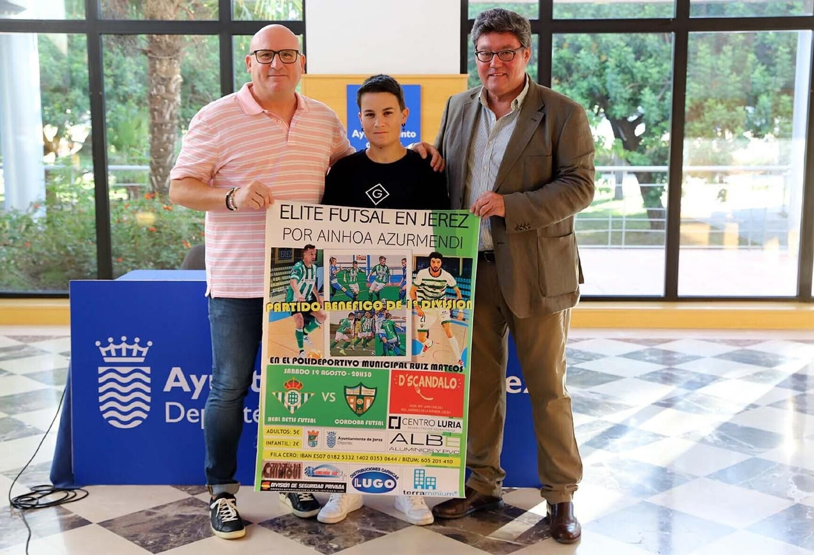 Jesús y Ainhoa Azurmendi, junto a José Ángel Aparicio, con el cartel del partido.