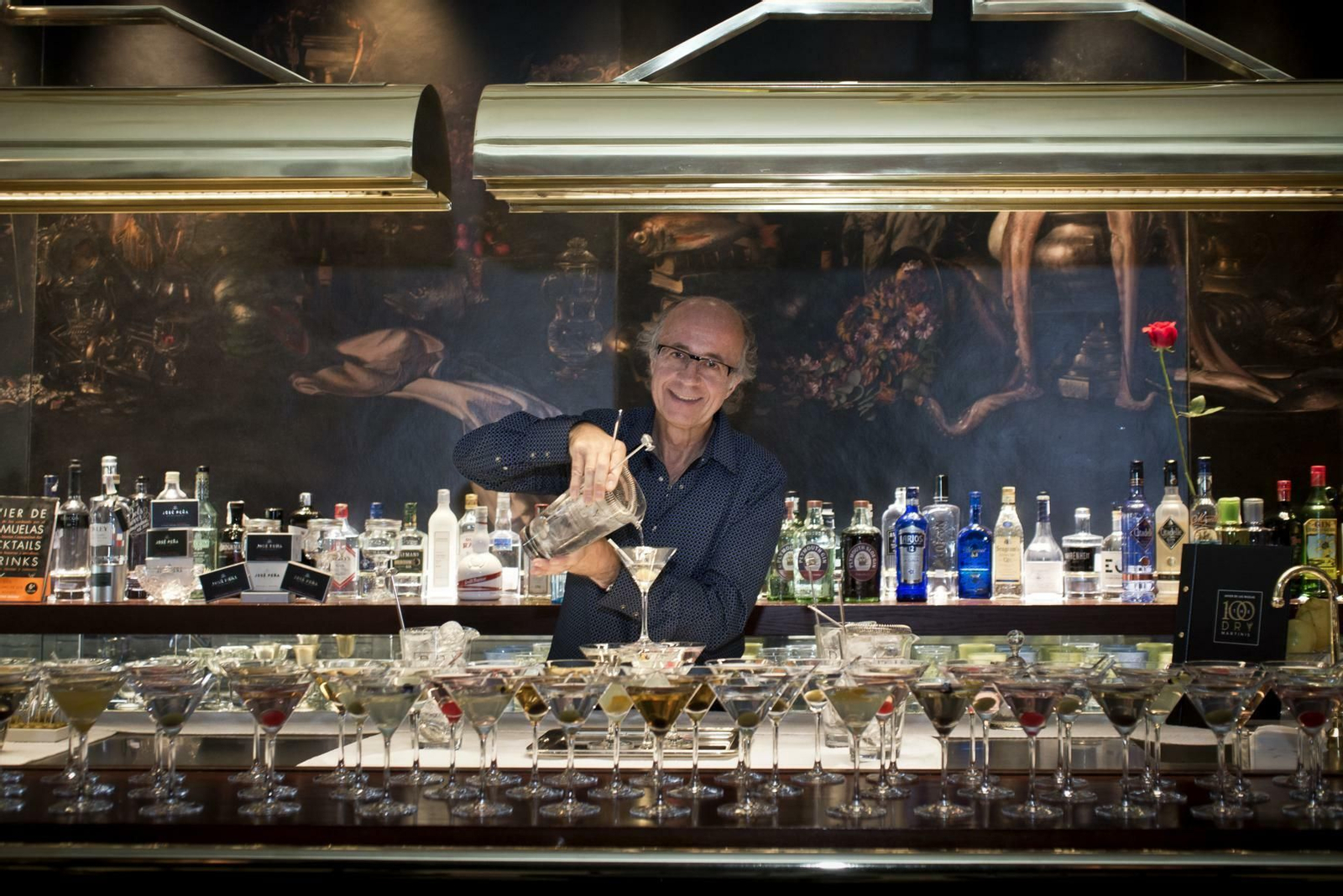 Javier de las Muelas, en su bar de barcelona, el Dry Martini, que regenta desde 1996.