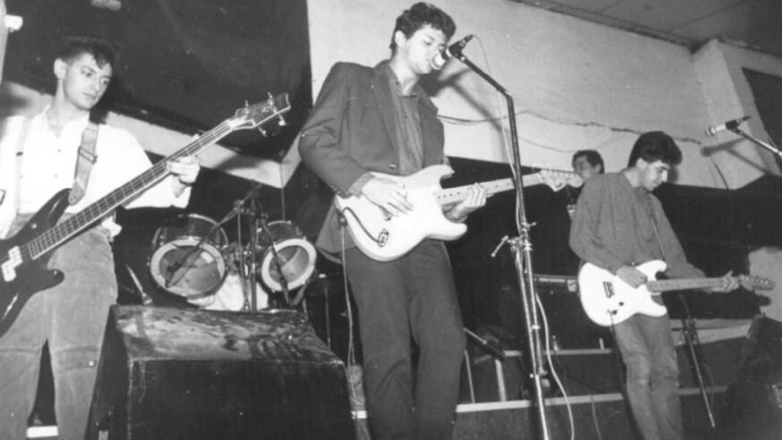 Árden Lágrimas (Manolo Solo en primer plano con el bajo)