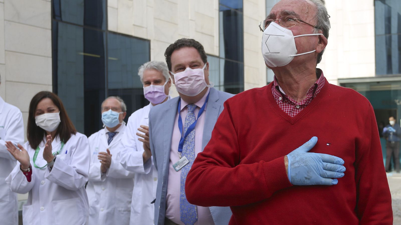 De la Torre, emocionado a su salida del hospital tras ser operado de una lesión cerebral.