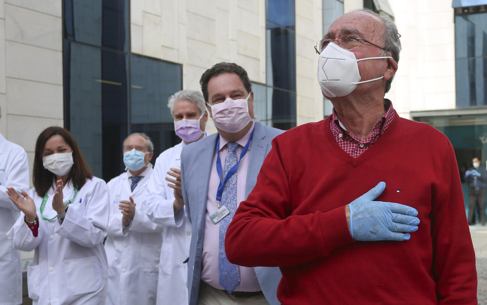 De la Torre, emocionado a su salida del hospital tras ser operado de una lesión cerebral.
