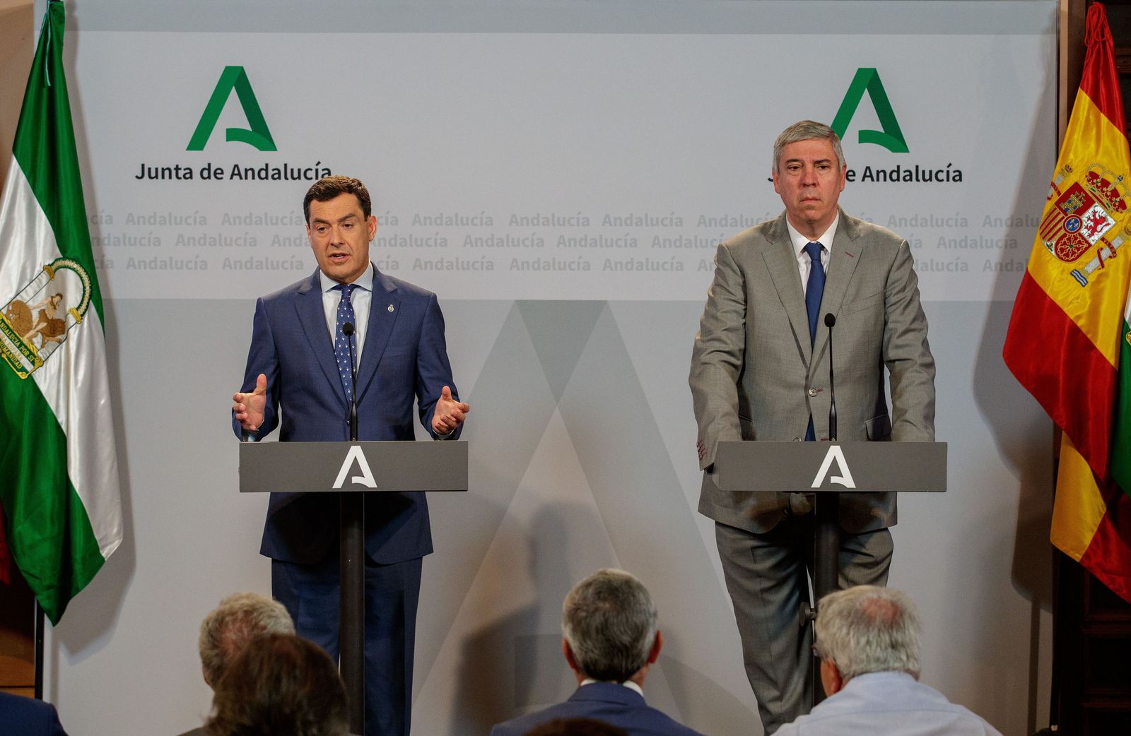 Juanma Moreno, presidente de la Junta, junto a José Vicente de los Mozos, director Industrial Renault Group y presidente director general de Renault en España, en el Palacio de San Telmo.