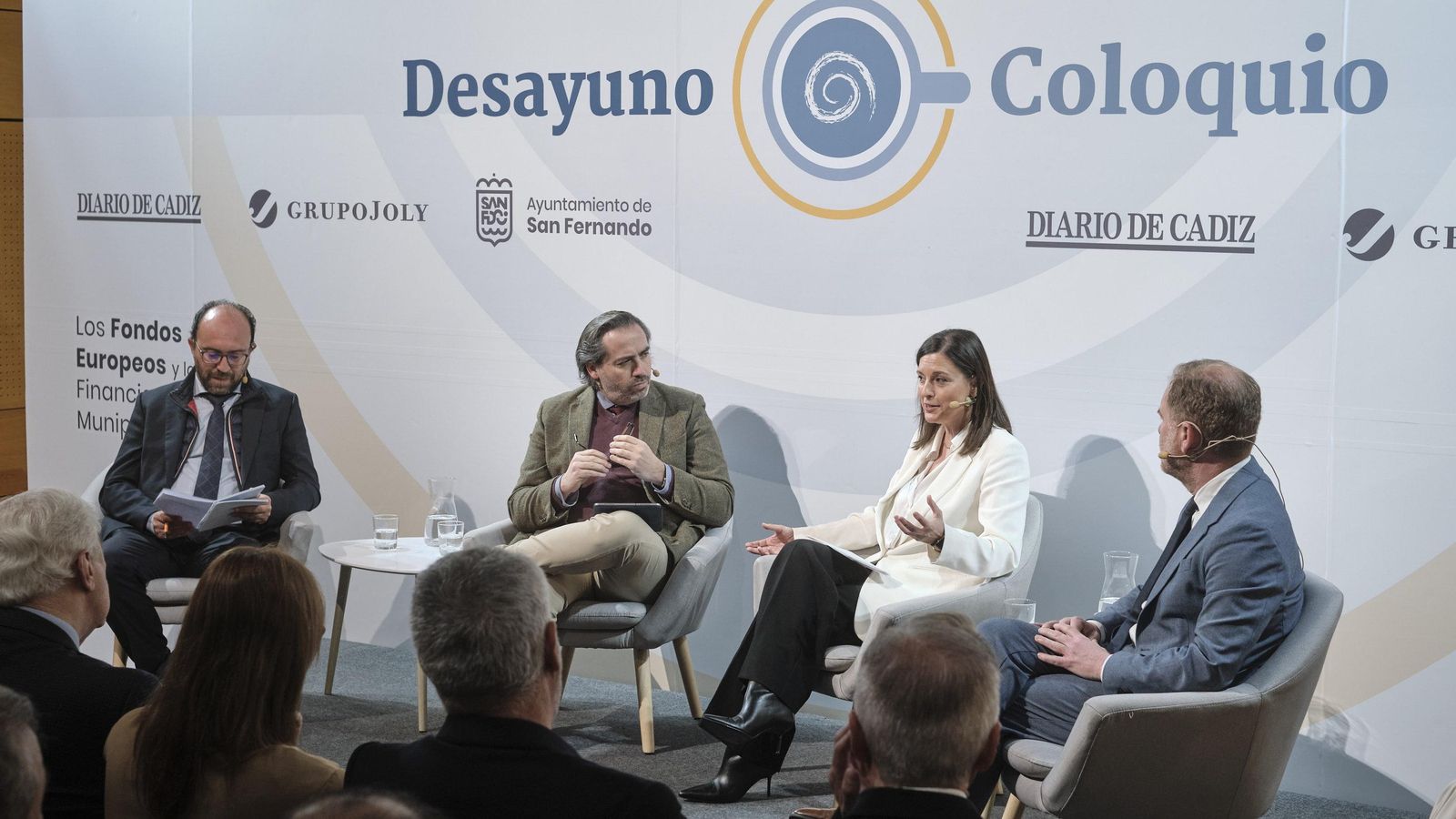 Desayuno-coloquio sobre los fondos europeos y los ayuntamientos celebrado en el Consistorio isleño.