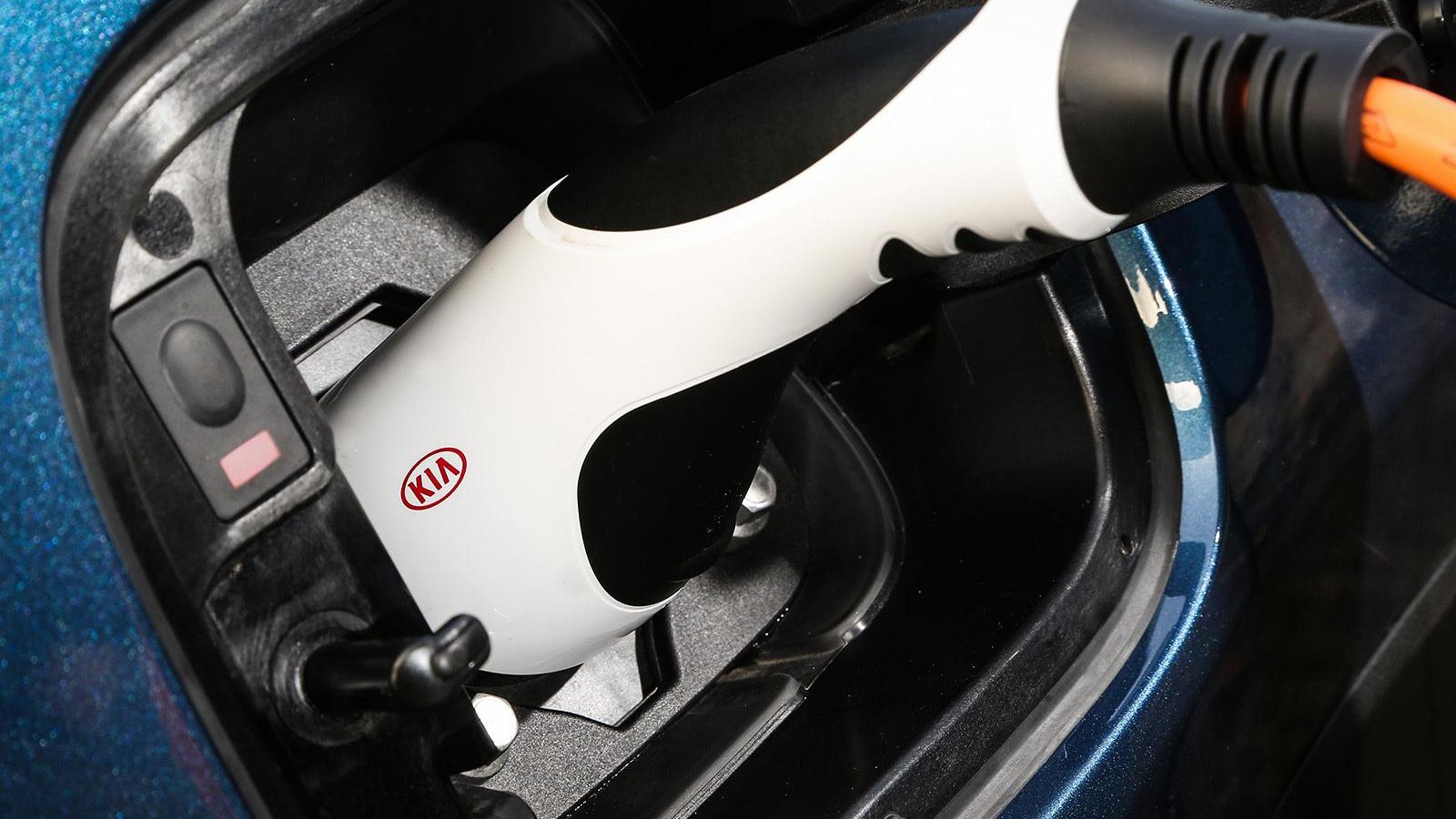 El punto de carga está en la aleta trasera derecha, el del depósito, en la contraria. Si no se usa la recarga de electricidad puede ser difícil compensar el precio extra de esta versión frente al HEV.