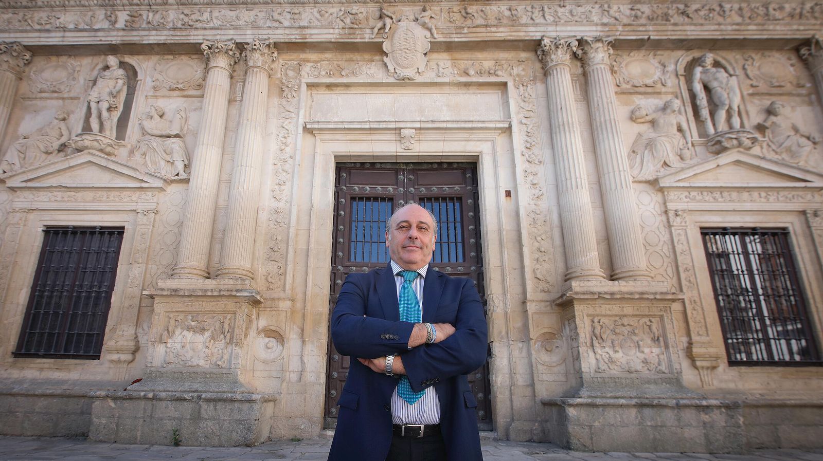 Pedro Pérez ante la fachada renacentista del consistorio antiguo