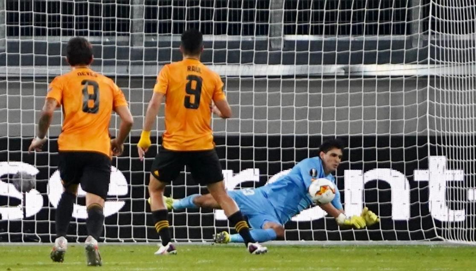 Bono detiene el penalti lanzado por Raúl Jiménez.