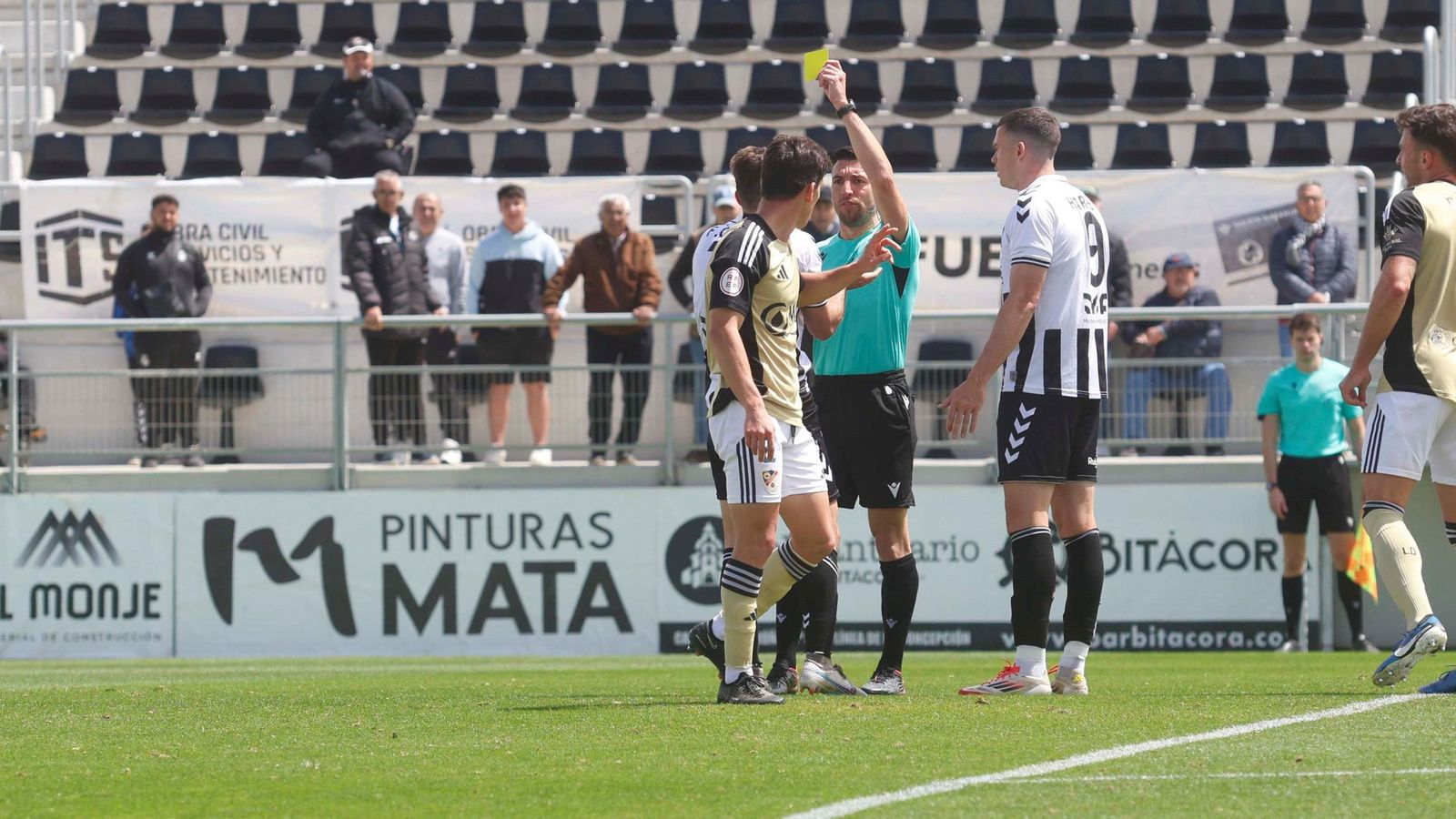 Fernández Cintas muestra la segunda amarilla a Fran Carbià