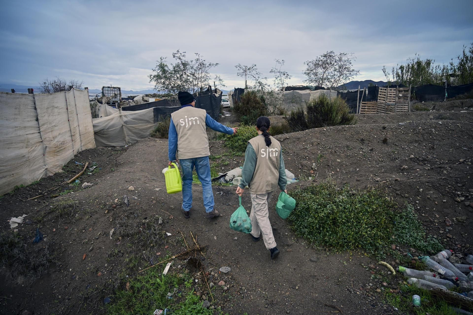 Dos miembros del SJM en el poblado chabolista.